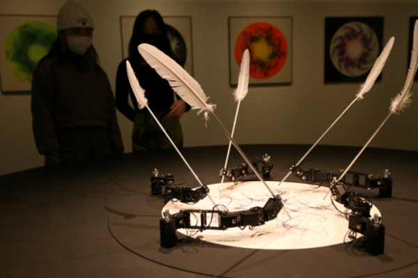 ▲18일부터 서울 종로 아라아트센터에서 전시되는 미구엘 슈발리에 개인전 '디지털 뷰티'의 전시 작품 '어트랙터 댄스'. 다섯 개의 드로잉 로봇이 그림을 그리고 있다. (아라아트센터)