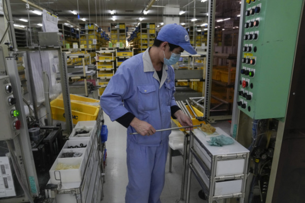 ▲10일 일본 SMC의 베이징 공장에서 노동자가 기계 부품을 조립하고 있다. 베이징/AP뉴시스