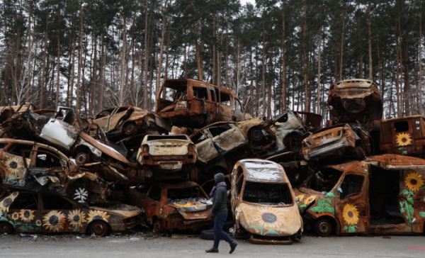 ▲우크라이나 키이우 외곽도시인 이르핀에 파괴된 차량들이 쌓여 있다. (연합뉴스)