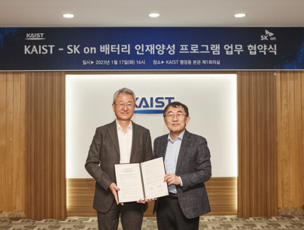 ▲진교원 SK온 사장(왼쪽) 과 이승섭 KAIST 부총장(오른쪽)이 17일 대전 유성구 KAIST본관 제 1회의실에서 산학협력 교육 프로그램인 ‘SKBEP’ 개설 업무협약식을 맺었다. (사진제공=SK온)