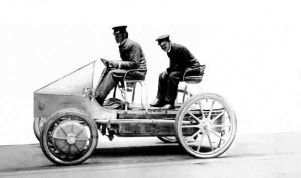 ▲1899년 독일 포르쉐가 처음 개발한 하이브리드 자동차. 전기 모터로 바퀴를 굴리고 배터리가 모자라면 엔진을 돌려 충전했다. 엔진과 전기 모터가 결합한 최초의 하이브리드다.  (출처=포르쉐)