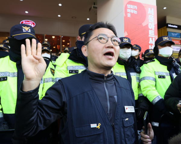 ▲18일 오전 국정원 압수수색이 이루어지고 있는 서울 중구 전국민주노동조합총연맹(민주노총) 서울 사무실 앞에서 한상진 민주노총 대변인이 브리핑하고 있다. (연합뉴스)