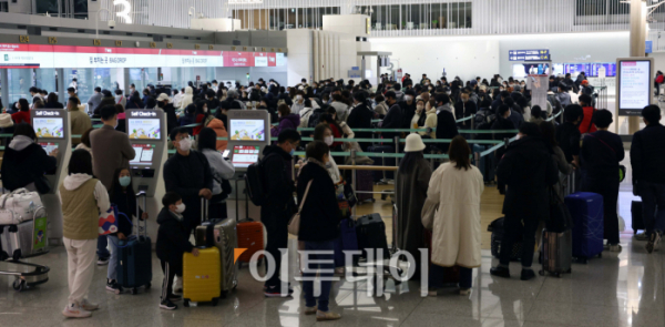 ▲19일 인천 중구 인천국제공항 제1여객터미널이 설 연휴를 앞두고 해외여행을 떠나려는 시민들로 붐비고 있다.  (사진=이투데이DB)