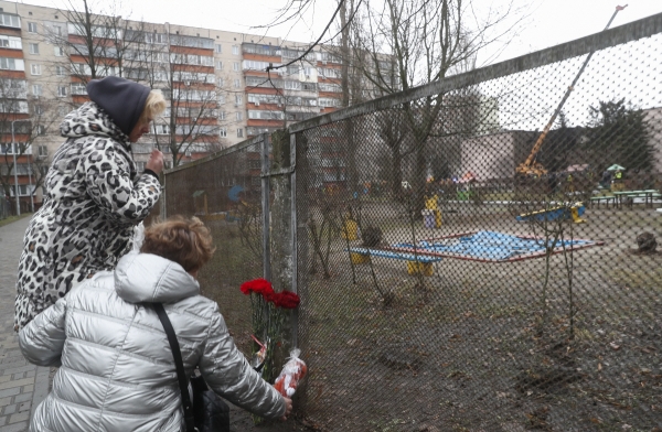 ▲우크라이나 시민들이 18일(현지시간) 헬기가 추락한 유치원 인근에 헌화하고 있다. 브로바리(우크라이나)/EPA연합뉴스

