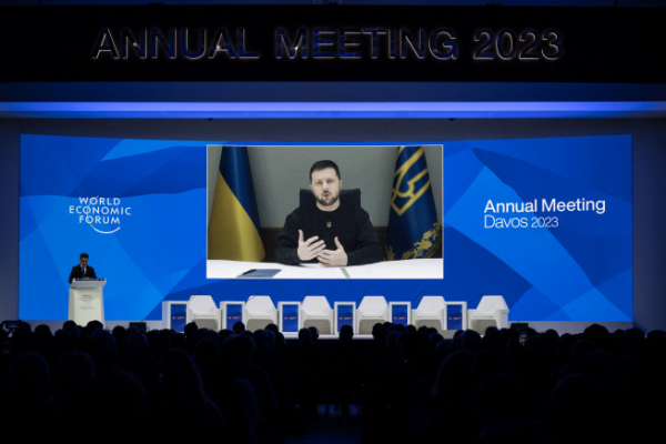 ▲볼로디미르 젤렌스키 우크라이나 대통령이 18일(현지시간) 세계경제포럼(WEF·다보스포럼)에서 온라인 연설을 하고 있다. 다보스(스위스)/AFP연합뉴스