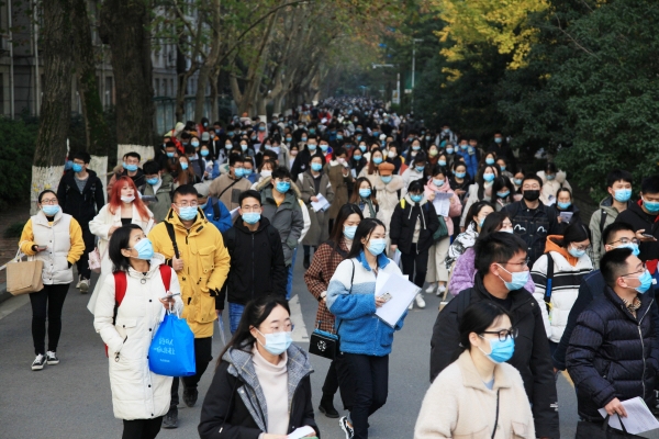 ▲2020년 11월 30일 중국 장쑤성 난징의 한 대학에 국가공무원 시험 응시자들이 걸어가고 있다. 난징(중국)/신화뉴시스
