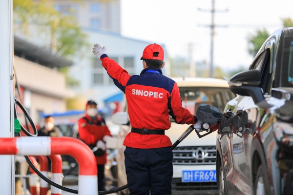 ▲중국 구이저우성 충장현의 한 주유소에서 직원들이 차에 기름을 넣고 있다. 충장(중국)/신화뉴시스 
