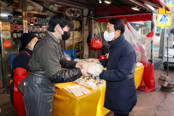 ▲김충배 신용보증기금 전무이사가 19일 대구 반야월 목련시장을 방문해 설 맞이 어르신을 위한 '사랑의 명절음식' 물품을 구매하고 있다. (사진제공=신용보증기금)