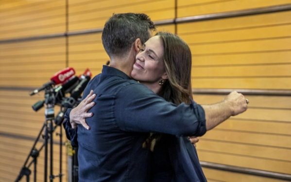 ▲19일(현지시간) 아던 뉴질랜드 총리가 사임을 발표한 뒤 연인 클라크 게이포드와 포옹하는 모습. ( AP, 연합뉴스)