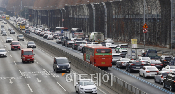 ▲거리두기 해제 후 첫 설날 연휴를 이틀 앞둔 19일 오후 서울 서초 경부고속도로 잠원IC 부근 하행선(오른쪽)이 귀성길에 나선 차량들로 붐비고 있다. 국토교통부는 20일부터 24일까지 5일간 ‘설 연휴 특별교통대책기간’으로 정하고 경부선 안성휴게소 등 주요 휴게소 6곳에 PCR 검사를 받을 수 있는 임시선별검사소를 한시적으로 운영한다. 이번 설에도 지난 추석과 마찬가지로 고속도로 통행료 면제도 오는 21일 0시부터 24일 24시까지 재개한다. 조현호 기자 hyunho@ (이투데이DB)