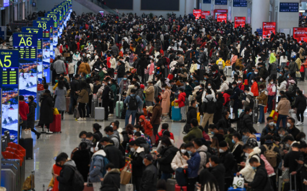 ▲19일 중국 광둥성 선전의 한 기차역에서 승객들이 탑승 준비를 하고 있다. 선전(중국)/신화뉴시스