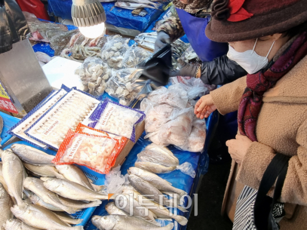 ▲설 연휴를 하루 앞둔 20일 오전 경기도 의정부시 제일시장 한 시민이 수산물을 주문하고 있다. (심민규 기자 wildboar@)