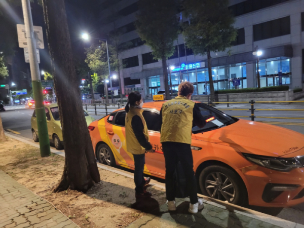 ▲명절연휴 심야 택시 불법영업을 단속하는 모습 (사진제공=서초구)