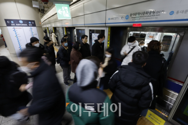 ▲24일 서울시에 따르면 올해 4월 지하철·버스요금을 올리는 것을 목표로 다음 달 중 공청회, 시의회 의견 청취, 물가대책심의위원회 심의 등 관련 절차를 진행한다. 조현호 기자 hyunho@