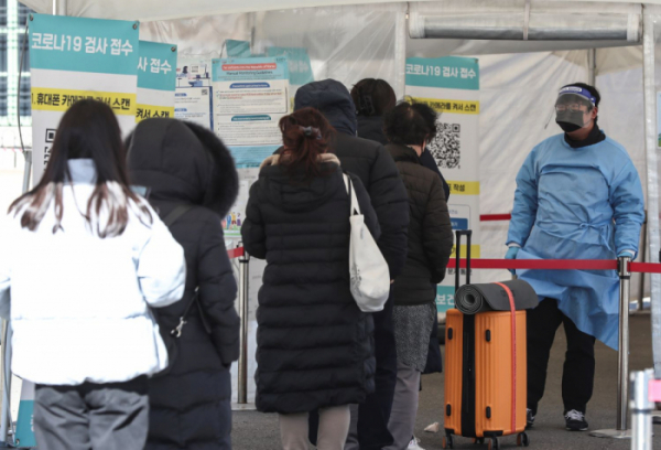 ▲코로나19 누적확진자 수가 3천만명을 넘어선 가운데 24일 오후 서울역 임시선별검사소에서 시민들이 검사를 받기위해 기다리고 있다. (뉴시스)
