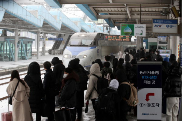 ▲설 연휴 마지막 날인 24일 광주송정역에 KTX가 플랫폼으로 들어오고 있다. (연합뉴스)