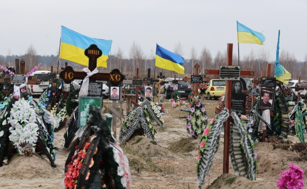 ▲우크라이나 키이우 외곽 도시 부차에 있는 공동묘지에 민간인 희생자들과 전사자들이 안치돼 있다.
 (연합뉴스)
