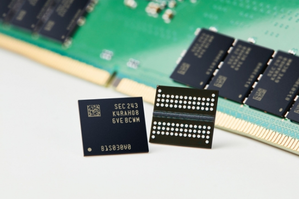 ▲삼성전자가 개발한 12㎚급 16GB(기가비트) DDR5 D램. (사진=삼성전자)