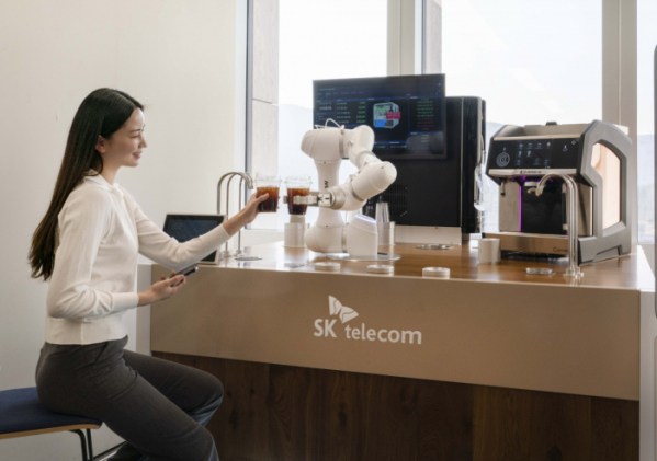 ▲SK텔레콤은 국내 로봇제조 전문기업인 두산로보틱스와 함께 무인 커피로봇 서비스인 ‘AI바리스타로봇’을 26일 출시했다. (사진제공=SK텔레콤)