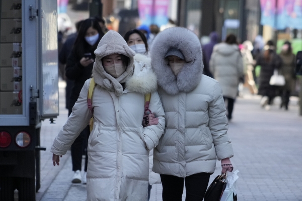 ▲서울에서 25일 시민들이 옷을 싸맨 채 걷고 있다. 서울/AP뉴시스
