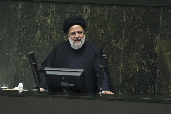 ▲에브라힘 라이시 이란 대통령이 22일 의회에서 연설하고 있다. 테헤란/AP뉴시스
