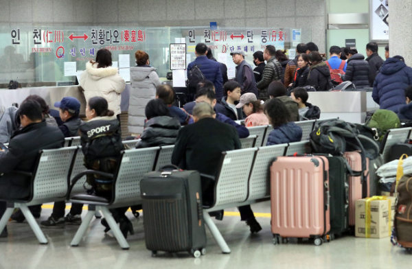 ▲중국 춘절(설)을 앞둔 22일 오후 인천시 중구 인천항 제1국제여객터미널에는 중국으로 출국하는 사람들로 붐비고 있다.  (뉴시스)