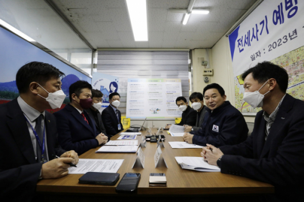 ▲원희룡 국토교통부 장관이 29일 서울 강서구 화곡동 한 중개사무소를 방문해 전세사기 근절 방안에 대해 발언하고 있다 (사진=연합뉴스)