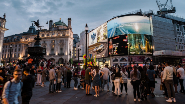 ▲삼성전자가 2030 부산세계박람회 유치위원회와 함께 영국 런던 피카딜리 광장 등 글로벌 주요 랜드마크의 대형 LED 전광판을 통해 홍보 영상을 선보이고 있다. (제공=삼성전자)