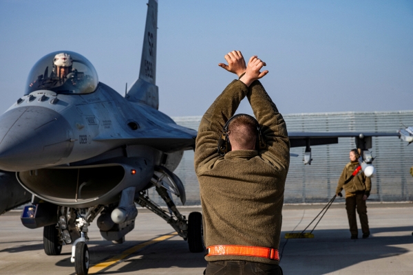 ▲미군이 지난해 2월 17일 루마니아 피테슈티 인근 제86공군기지에서 F-16 전투기에 신호를 보내고 있다. 피테슈티(루마니아)/로이터연합뉴스

