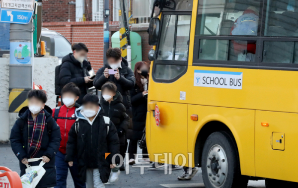▲학생들이 통학버스에서 내리고 있다. 사진은 기사 내용과 무관함. (이투데이DB)