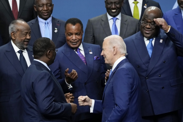 ▲조 바이든(맨앞 오른쪽) 미국 대통령이 지난달 15일 열린 미국-아프리카 정상회담에서 각국 정상들과 대화하고 있다. 워싱턴D.C./AP뉴시스

