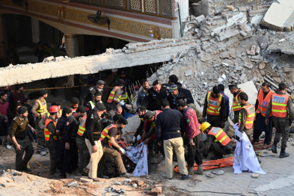▲폭탄테러가 발생한 파키스탄 모스크 잔해에서 구급대원들이 구조작업을 진행하고 있다.  (AFP연합뉴스)