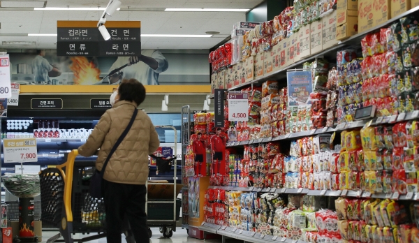 ▲서울 용산구 이마트에서 소비자들이 쇼핑을 하고 있다. (연합뉴스)