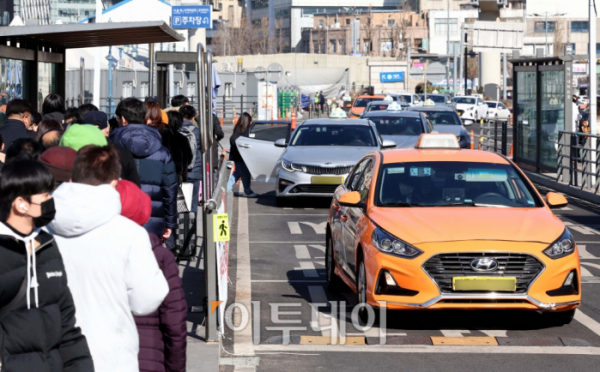 ▲ 서울역 택시 승강장에서 시민들이 택시를 이용하고 있다.  (이투데이DB)