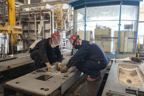 ▲중국 헤이룽장성 하얼빈의 한 알루미늄 공장 직원들이 작업을 하고 있다. 하얼빈/신화뉴시스