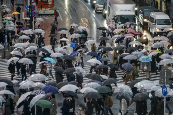 ▲일본 도쿄에서 지난해 4월 4일 시민들이 시부야 스크램블 교차로를 걷고 있다. 도쿄/AP뉴시스
