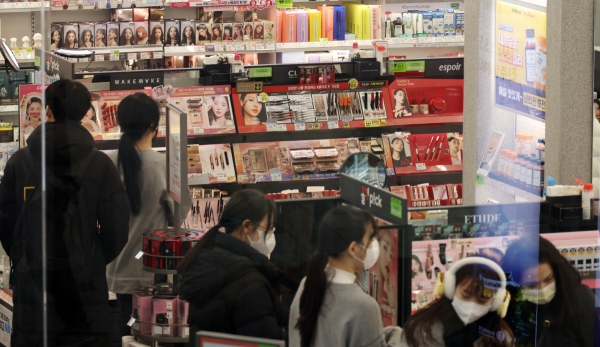 ▲실내 마스크 착용 의무 해제를 하루 앞둔 29일 유통업계가 ‘노마스크’ 기대감으로 색조 화장 판매가 크게 증가할 것으로 전망한 가운데 서울의 한 화장품 매장에 시민들이 북적이고 있다. 고이란 기자 photoeran@
