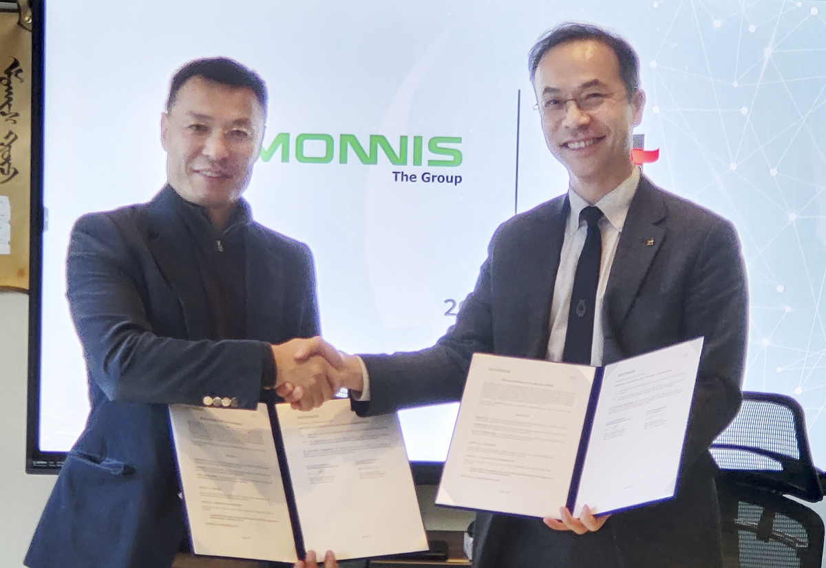 ▲문성욱 글로벌사업실장(오른쪽)과 출룬바토르 바즈 회장이 희토류 광물 사업 협력을 위한 업무협약을 체결한 뒤 기념촬영을 하고 있다.  (사진제공=KT)