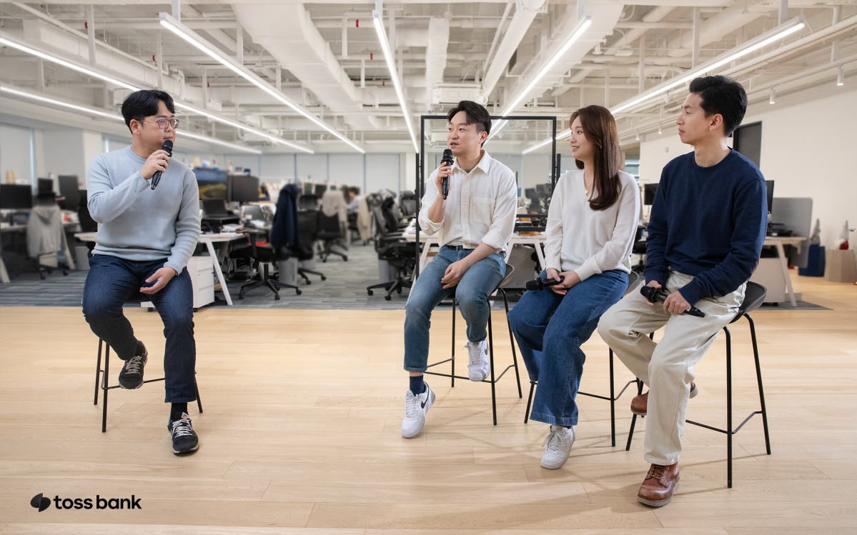 ▲1일 오전 서울 강남구 역삼동 토스뱅크 사옥에서 '토스뱅크 모임통장' 출시 기자간담회가 진행되고 있다. 왼쪽부터 이지홍 토스뱅크 커뮤니케이션팀 리더, 홍민택 토스뱅크 대표, 김서연 모임통장 PO(프로덕트 오너), 심종경 모임카드 PO. (사진제공=토스뱅크)