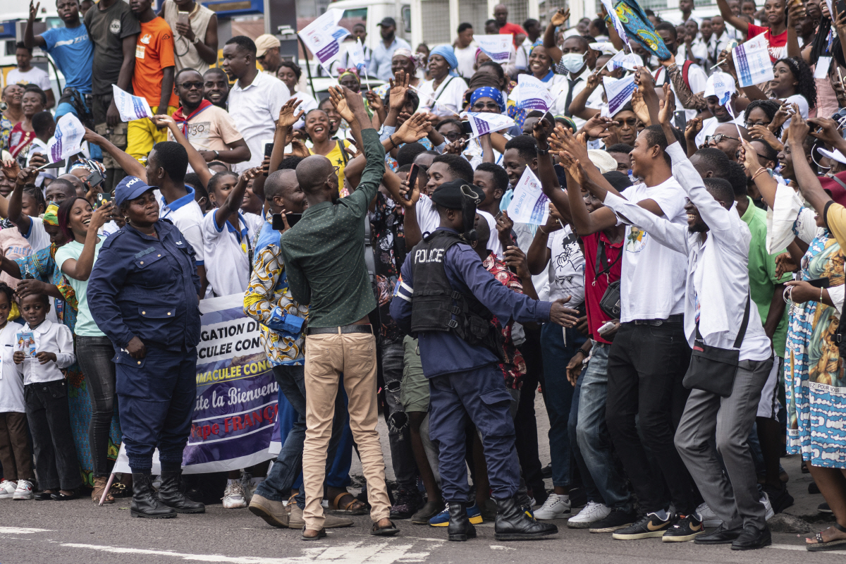 ▲콩고민주공화국 시민들이 지난달 31일(현지시간) 거리에서 교황 방문을 환영하고 있다. 킨샤사/AP연합뉴스