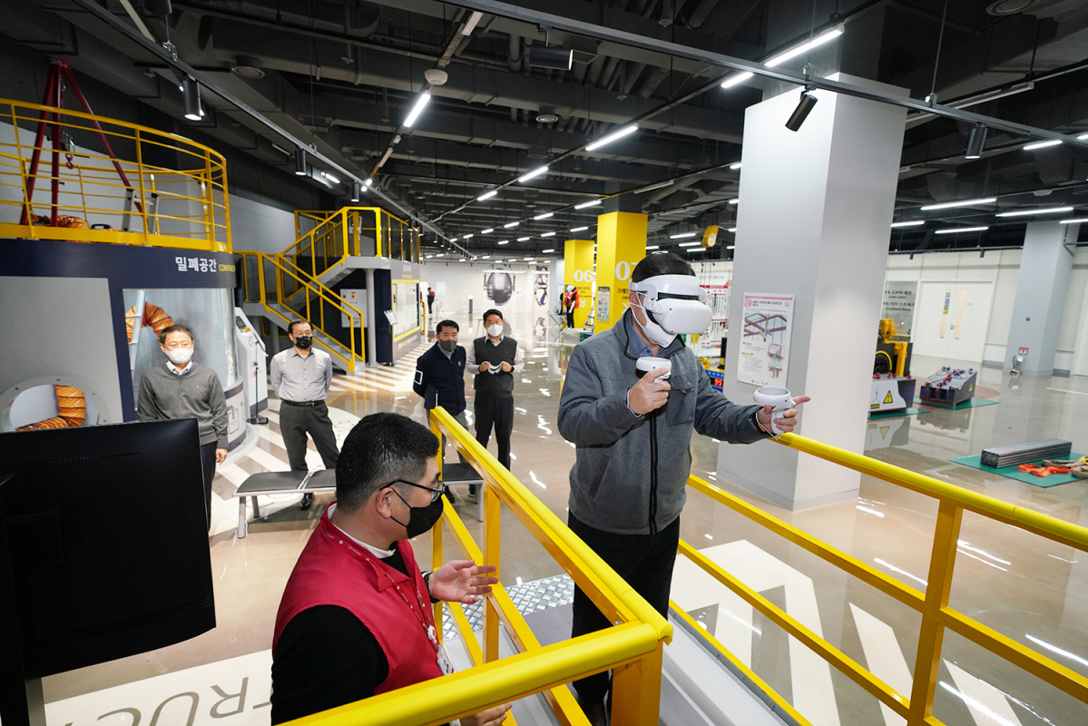 ▲박현철(오른쪽) 롯데건설 부회장이 안전체험관에서 철골VR 안전체험 교육을 받고 있다 (사진제공=롯데건설)