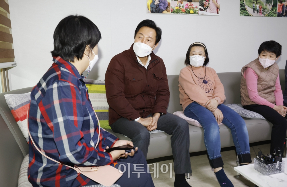 ▲오세훈 서울시장이 장애인 거주시설 현장방문을 위해 1일 오후 서울 강동구 우성원을 찾아 거주 장애인들과 대화를 하고 있다. 조현호 기자 hyunho@