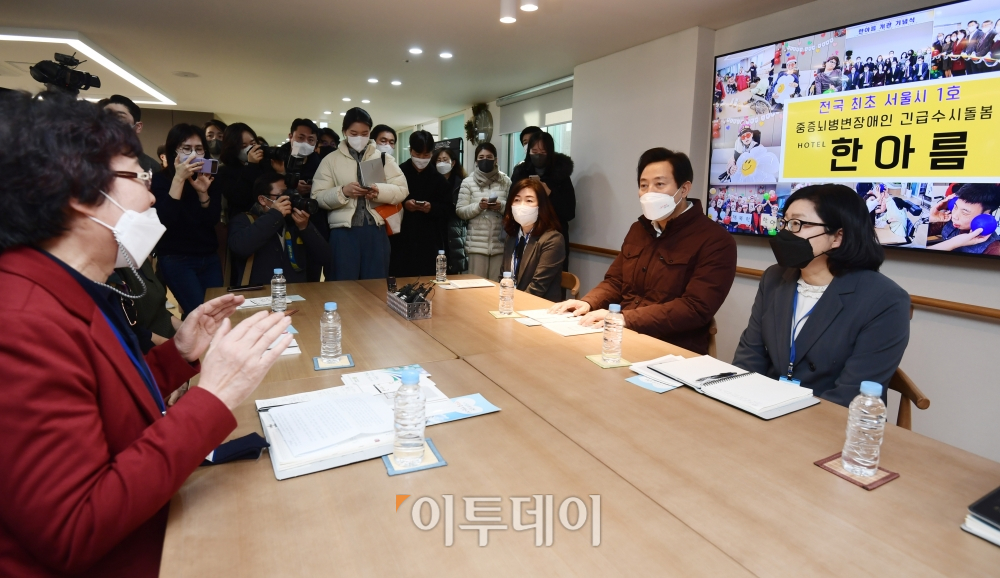 ▲오세훈 서울시장이 1일 오후 서울 강동구 중증뇌병변장애인 긴급수시돌봄 한아름 단기거주시설을 방문해 장애인 부모들과 간담회를 하고 있다. 조현호 기자 hyunho@