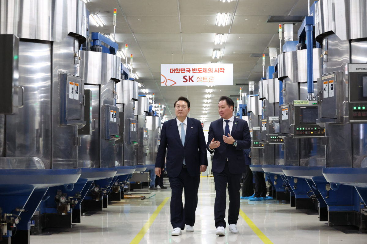 ▲윤석열 대통령이 1일 경상북도 구미시 SK 실트론을 방문, 최태원 SK그룹 회장과 실리콘 웨이퍼 생산시설을 시찰하고 있다. (연합뉴스)