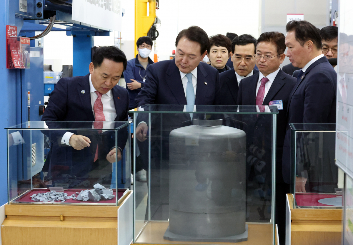 ▲윤석열 대통령이 1일 경상북도 구미시 SK 실트론을 방문, 최태원 SK그룹 회장과 실리콘 웨이퍼 생산시설을 시찰하고 있다. (연합뉴스)