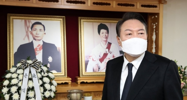 ▲지난 2022년 2월 18일 국민의 힘 대선후보였던 윤석열 대통령이 경북 구미시 박정희 전 대통령 생가를 찾은 모습 (연합뉴스)