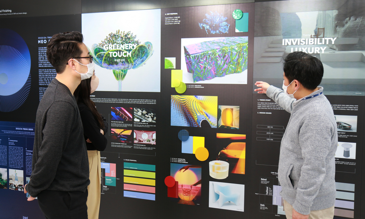 ▲KCC 디자인팀이 트렌드-펄스 세미나를 위한 자료를 준비하고 있다 (사진제공=KCC)