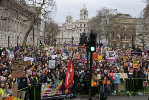 ▲영국 런던 총리 관저 앞에서 1일(현지시간) 시위 참가자들이 임금인상을 요구하고 있다. 런던(영국)/AP연합뉴스
