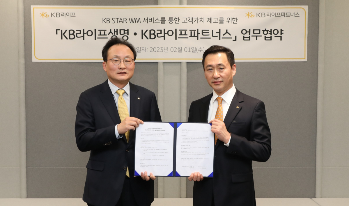 ▲KB라이프생명은 KB라이프파트너스와 ‘KB STAR WM(Wealth Manager) 서비스’를 위한 업무협약(MOU)을 체결했다. 이환주 KB라이프생명 대표이사 사장(왼쪽)과 오승원 KB라이프파트너스 대표이사 사장이 기념촬영을 하고 있다.