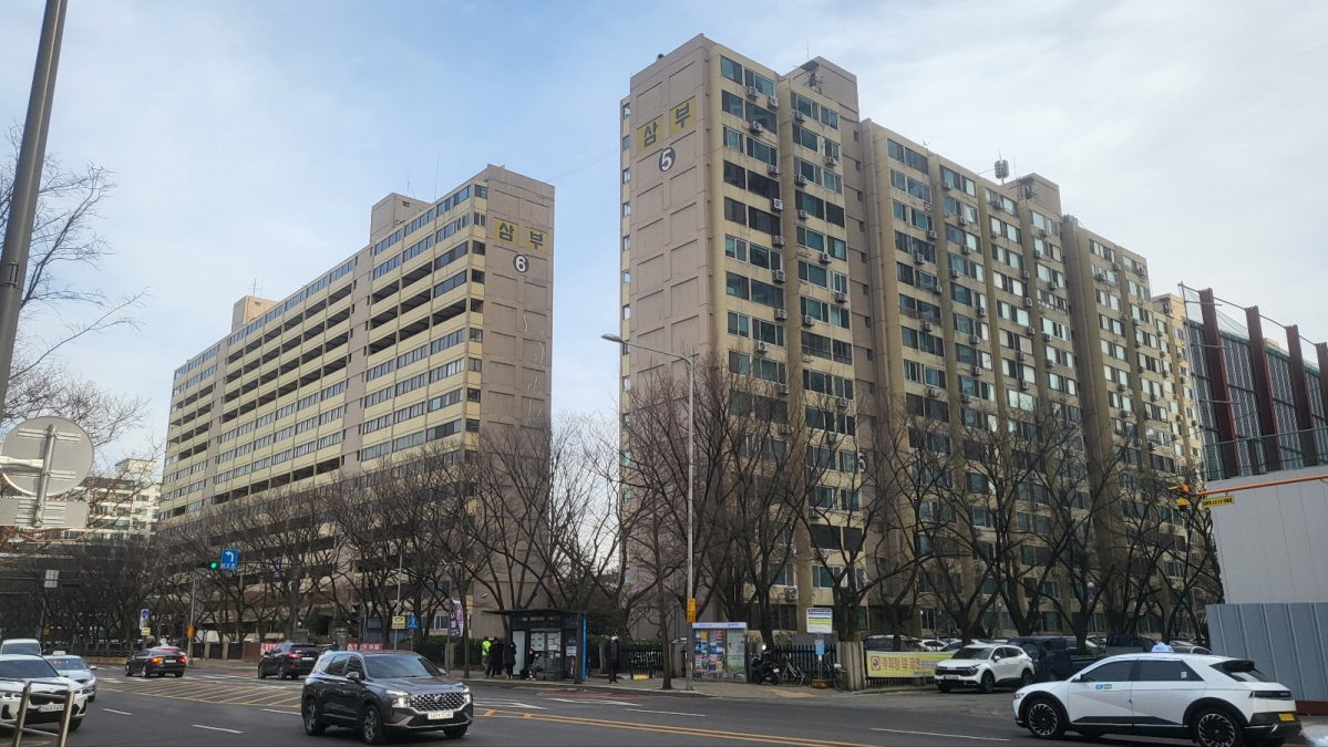 ▲토지거래허가구역으로 묶여 있는 서울 영등포구 여의도동 삼부 아파트 단지 전경 (사진=이동욱 기자 toto@)